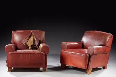 Paul DUPRE-LAFON (1900-1971) Rare paire de fauteuils club entièrement recouvert d'un...
