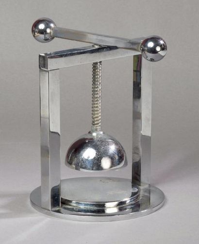 JACQUES ADNET (1900-1984) Presse agrumes moderniste en métal chromé.
Vers 1940.
H:...