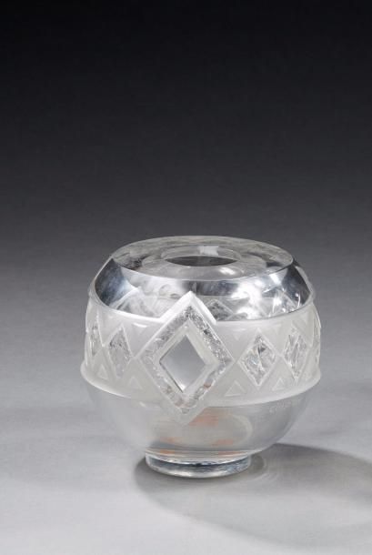 Aristide COLOTTE (1885-1959) Vase boule en cristal incolore soufflé-moulé à décor...