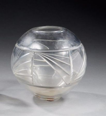 Aristide COLOTTE (1885-1959) Vase boule en cristal incolore soufflé-moulé à décor...