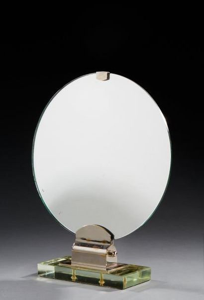 JACQUES ADNET (1900-1984) Miroir moderniste a armature en métal chromé réglable enserrant...