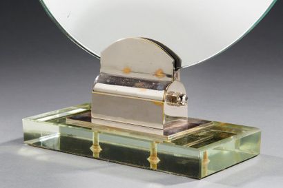JACQUES ADNET (1900-1984) Miroir moderniste a armature en métal chromé réglable enserrant...