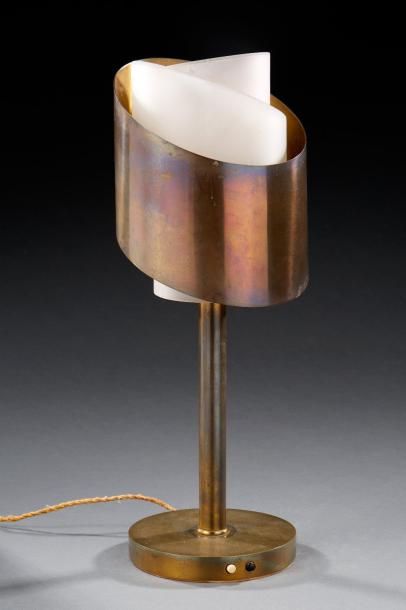 ETABLISSEMENTS PERZEL Lampe moderniste en laiton patiné enserrant un réflecteur en...