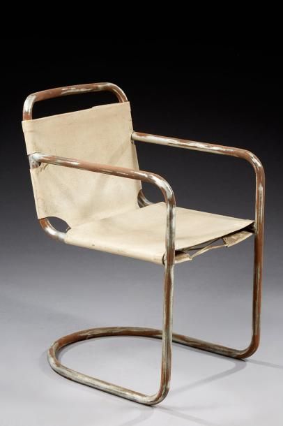 TRAVAIL MODERNISTE 1930 Fauteuil et chaise en métal tubulaire courbé à assise et...