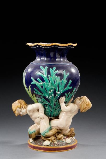 MINTONS PANNIER LAHOCHE (XIX-XXème) 
Vase en porcelaine polychrome à décor aquatique...
