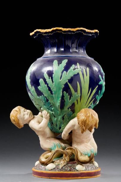 MINTONS PANNIER LAHOCHE (XIX-XXème) 
Vase en porcelaine polychrome à décor aquatique...