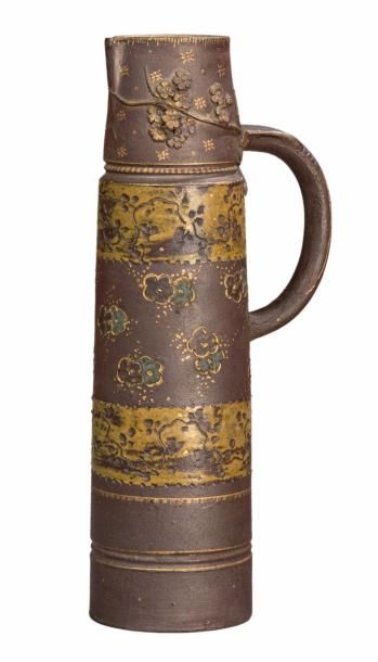 ERNEST CHAPLET (1835-1909) à HAVILAND Pichet cylindrique à anse en grès à décor émaillé...