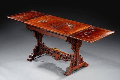 GABRIEL VIARDOT (1830-1904) Table de milieu en hêtre teinté présentant plateau rectangulaire...