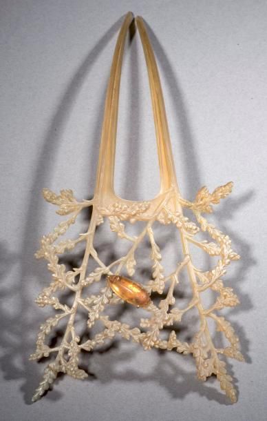 RenéLALIQUE (1860-1945) Feuillage et scarabée.
Peigne de chignon sculpté en corne...