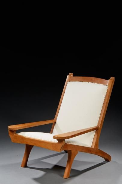 MAURICE BIAIS (1875-1926) Fauteuil en chêne ciré à structure architecturée formant...