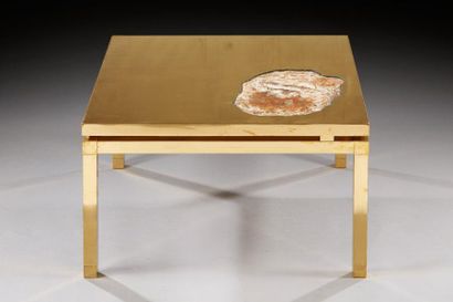 Maison JANSEN Table basse en bronze et laiton doré présentant un plateau carré à...