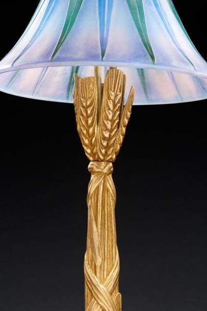 Émile GALLÉ (1846-1904) Rare lampe à piétement en bronze doré enserrant une tulipe...