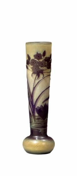ÉTABLISSEMENTS GALLÉ Vase soliflore en verre doublé à décor dégagé à l'acide de fleurs...