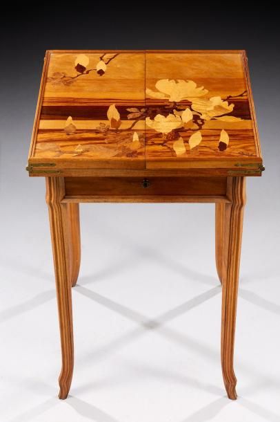 Émile GALLÉ (1846-1904) Rare table à jeu en noyer à plateau à système dépliant ouvrant...