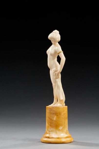 L. BARTHELEMY (XIX-XXème) *Sculpture en ivoire figurant une jeune femme nue. Elle...