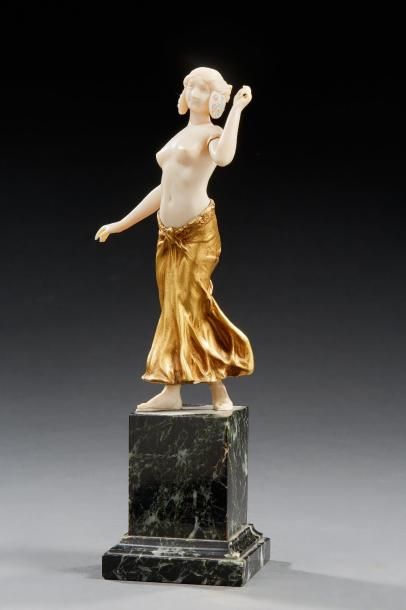 LOUIS SOSSON (XIX-XXème) *Sculpture chryséléphantine en bronze à patine dorée et...