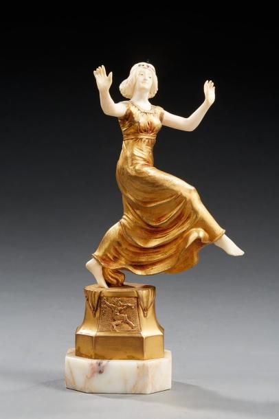 A. ERMLER (XIX-XXème) *Sculpture chryséléphantine en bronze à patine dorée et ivoire...