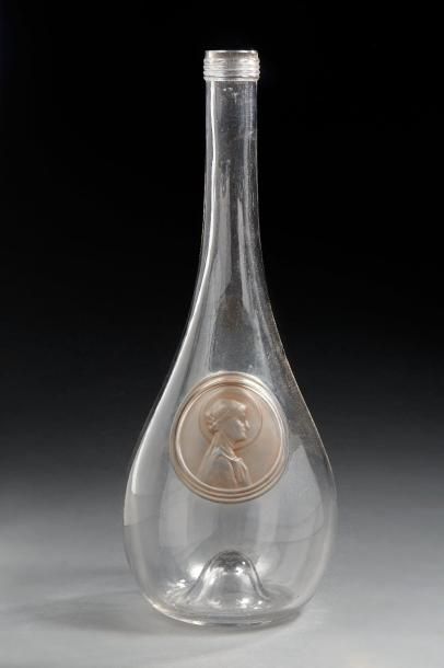 RENE LALIQUE (1860-1945) Carafe Clos Saint Odile à décor de médaillon figurant la...