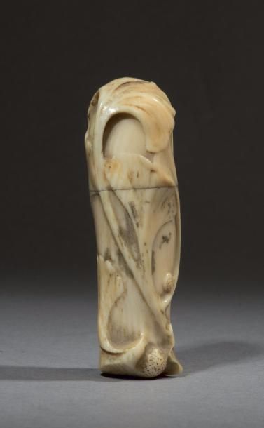 E.BIRKEL (XIX-XXeme) *Flacon en ivoire sculpté à décor de feuilles de ginko biloba.
Signé...