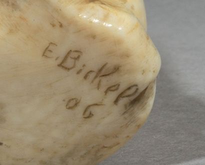 E.BIRKEL (XIX-XXeme) *Flacon en ivoire sculpté à décor de feuilles de ginko biloba.
Signé...