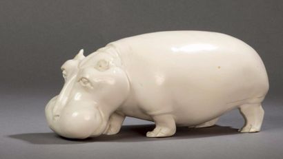TRAVAIL FRANÇAIS *Sculpture en taille directe sur ivoire figurant un hippopotame.
Vers...