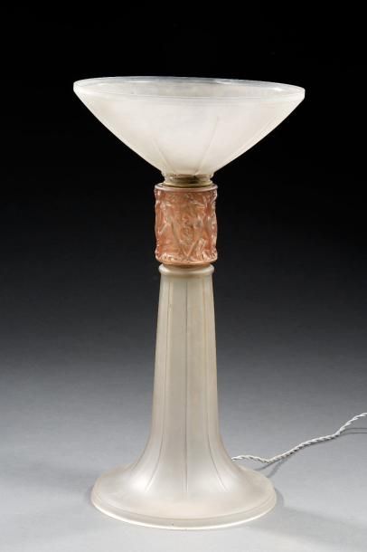 René LALIQUE (1860 - 1945) Lampe-coupe "Bague Personnages" en verre blanc soufflé-moulé...