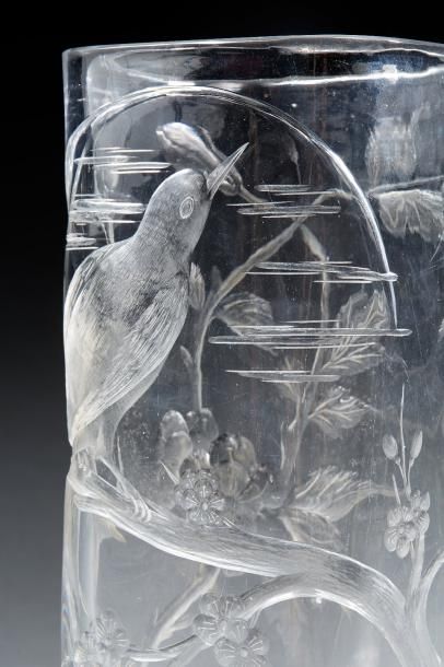 BACCARAT Vase en cristal translucide à décor en creux à la roue d'un oiseau et de...