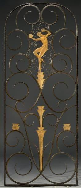 EDGAR BRANDT (1880-1960) Rare porte en fer forgé martelé partiellementdorée à décor...