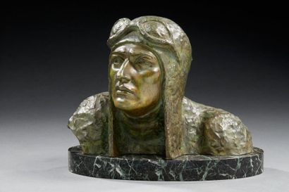 J. PEDRINI (XIX-XXème) Sculpture en bronze à patine verte figurant Charles Lindbergh.
Signée...
