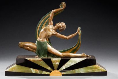 J.LORMIER (XIX-XXème) Sculpture en bronze à patine verte et argentée figurant une...