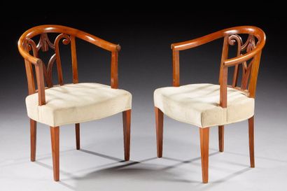 FERNAND NATHAN (XIX-XXème) Paire de fauteuils en acajou à dossier cintré ajouré présentant...