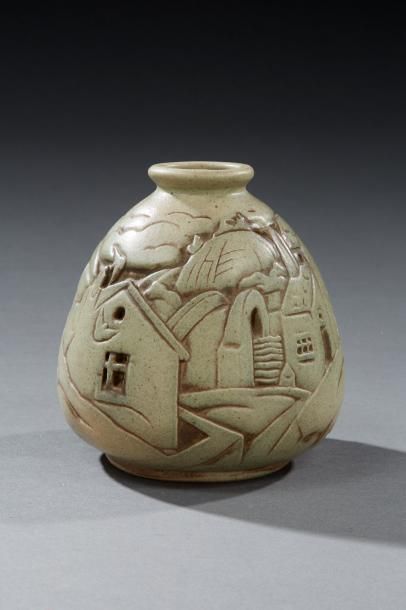MOUGIN NANCY & ANDRE LEGRAND (1902-1947) Vase en grès gris nuancé brun à décor en...