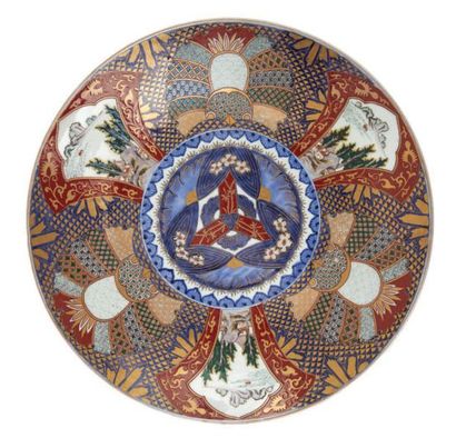JAPON - Imari - XXe siècle Grand plat en porcelaine décorée en bleu sous couverte,...
