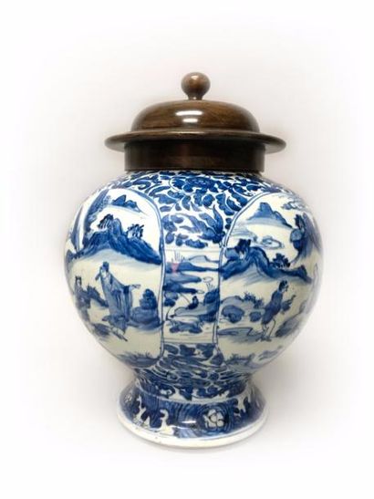 CHINE - EPOQUE KANGXI (1662 - 1722) Potiche de forme balustre en porcelaine décorée...