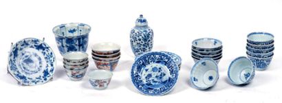 CHINE - EPOQUE KANGXI (1662 - 1722) Ensemble en porcelaine décorée en bleu sous couverte...