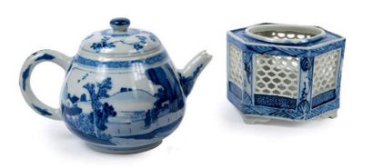 CHINE, Compagnie des Indes Verseuse de forme ronde en porcelaine décorée en bleu...