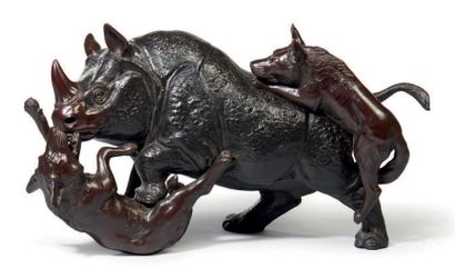 JAPON - Epoque MEIJI (1868 - 1912) Groupe en bronze à patine brune, rhinocéros attaqué...