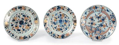 CHINE, Compagnie des Indes Trois assiettes dont une paire en porcelaine décorée en...