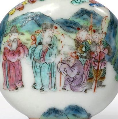 CHINE - Epoque DAOGUANG (1821 - 1850) Flacon tabatière de forme arrondie en porcelaine...