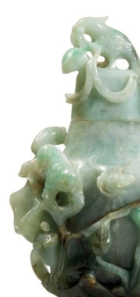 CHINE - MILIEU XXE SIÈCLE Vase couvert en jadéite verte sculpté et détaché de Lan...