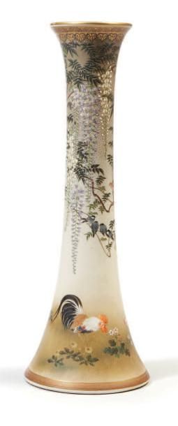 JAPON, Fours de Satsuma - Epoque MEIJI (1868 - 1912) Vase de forme cornet en faïence...