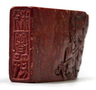 CHINE - XVIIIe siècle Cachet en stéatite beige et rouge (pierre de sang de poulet),...