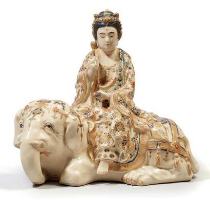 JAPON, Fours de Satsuma - Epoque MEIJI (1868 - 1912) Statuette de Fugen sur son éléphant...