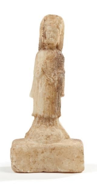 CHINE - Epoque SUI (581 - 618) Petite statuette de bouddha debout en marbre blanc,...