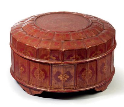 CHINE - Début XXe siècle Grande boîte de forme ronde et polylobée en laque rouge...