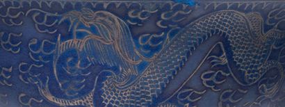 CHINE - Epoque JIAQING (1796 - 1820) Bol en porcelaine émaillée bleu poudré à décor...