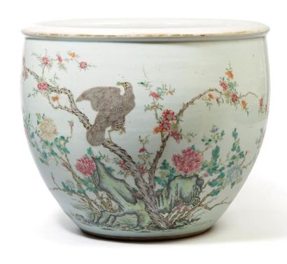 CHINE - XIXe siècle Vasque en porcelaine à décor en émaux polychromes dans le style...