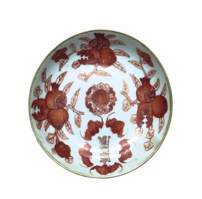 CHINE - XVIIIe siècle Deux sorbets et leurs présentoirs en porcelaine, l'un à décor...