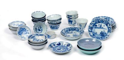 CHINE - XIXe siècle Ensemble en porcelaine décorée en bleu sous cou­verte comprenant...