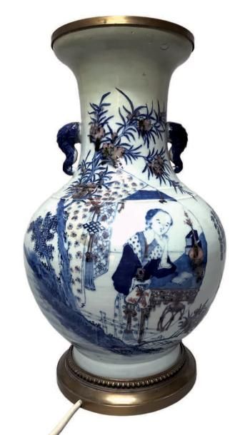 CHINE - XIXe siècle Vase en porcelaine émaillé céladon à décor en bleu et rouge de...